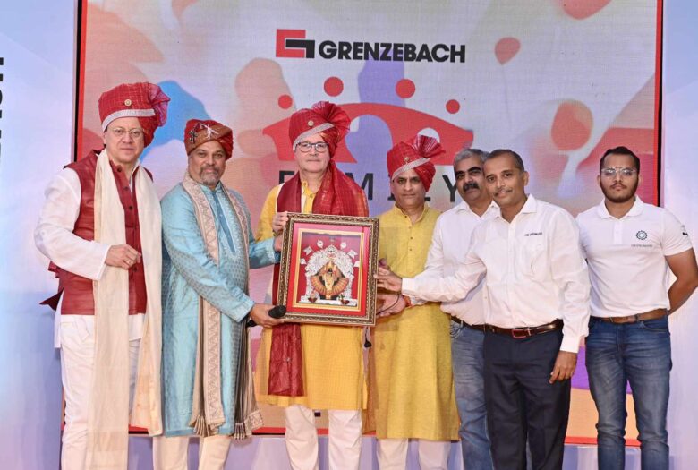 Dr. Steven Althaus (CEO Grenzebach Group, left) and Prasanna Hegde (Managing Director Grenzebach Machinery (India), 2nd from left) with representatives of Grenzebach and OM Engineers.
