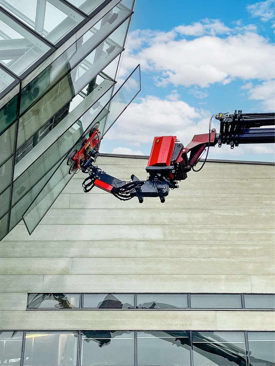 With the eT-Litocran, glass panes weighing up to 700 kg can be installed effortlessly at great heights – even in difficult and demanding installation situations.